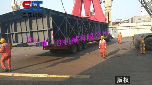 300吨甲板驳船上海港装船